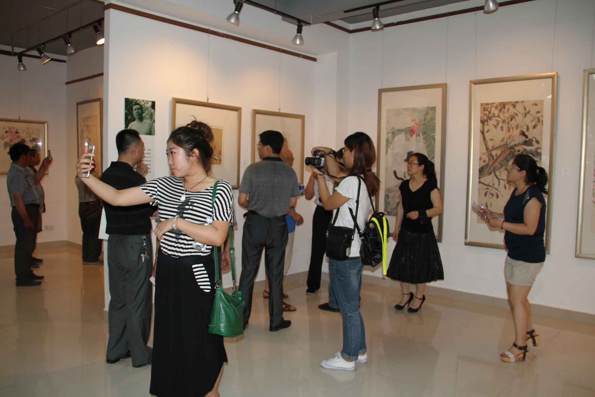 參觀畫展
